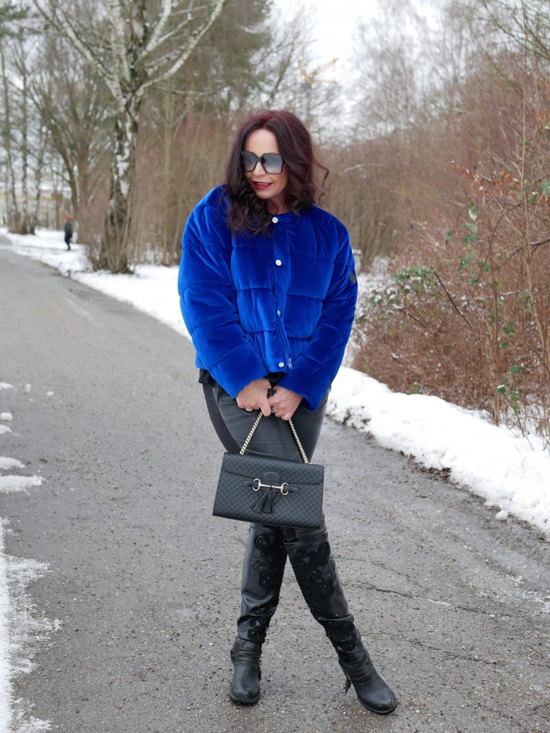 Electric blue jacket Puffa, Moschino Pants, YSL shades, eyewearfashion, Gucci bag, embelished boots, style for ladies, Fashionblog Augsburg, over50blogger, streetstyle in winter, streetchic, baglovers, ageless style, bestage