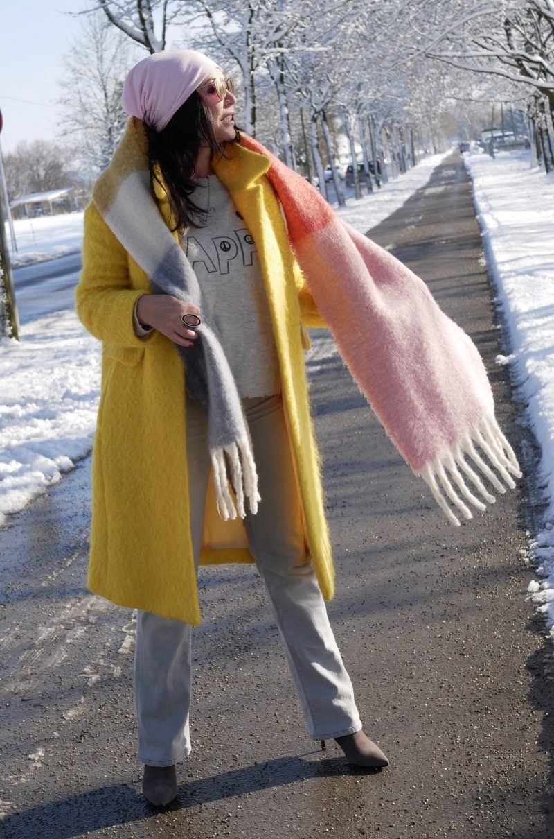 Yellow and grey winterstyle, Mango coat, 7 for all Mankind yeans, Ray Ban shades, Grace fashion sweater, ageless fashion, bestage, over50blogger, streetstyle in Winter, Fashionblog Augsburg, eyewearblogger