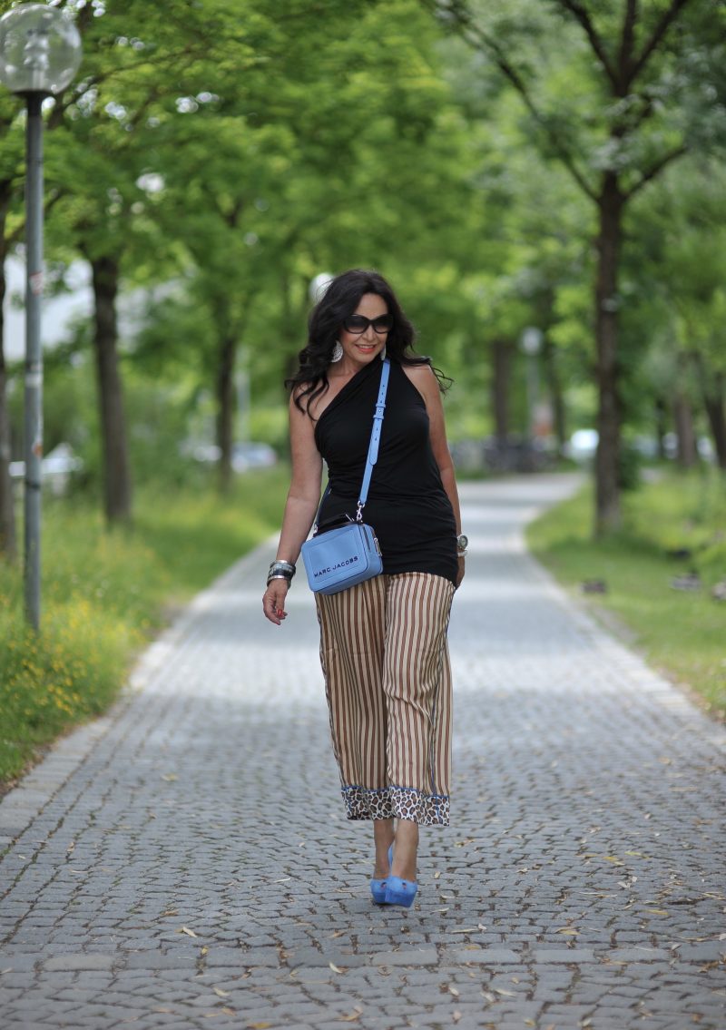 Scotch & Soda, pants, Rick Owen top, Marc Jacobs bag, Sergio Rossi shoes, Prada shades, style for ladies, over 50, mystyle, eyewearblogger, baglover, details, 50plushappy, streetstyle, fashionista, Fashionblog Augsburg, details, Accessoires, cochastyle