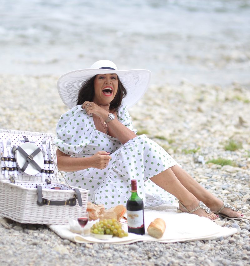 Summerdress with Polkadots Asos, Shoes Nine West, Hat Alex Max, Summerstyle, Beachwear, streetstyle in summer, Picknick, Romantic style, ageless fashion, ageless style, Fashionblog Augsburg, Fashion and travel, cochastyle, Polkadots
