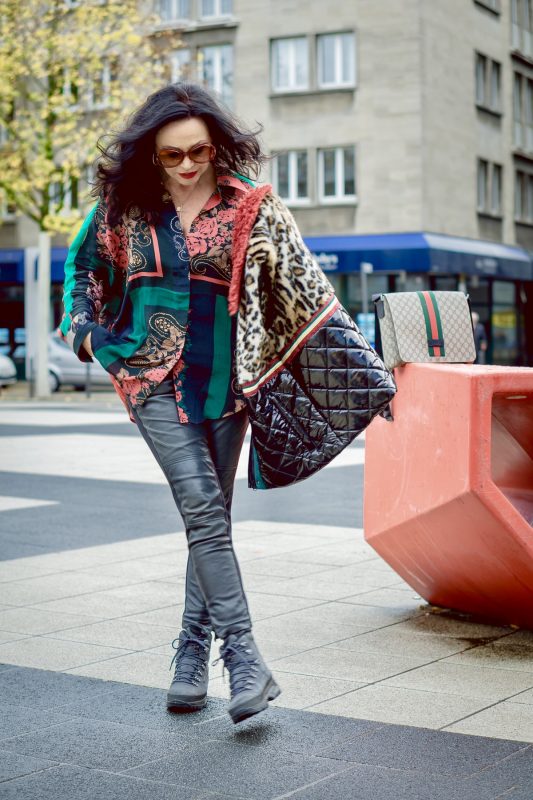 Yippie Hippie Style, Top and Vest Yippie Hippie, Tom Ford shades, eyewearblogger, streetstyle, stylish fashion, fall outfit, mystyle, jewelryblogger, style for ladies, over50, 50plusandfaboulus, fashionphotography, fashion and travel, ageless fashion, ageless style, colors, leoprint