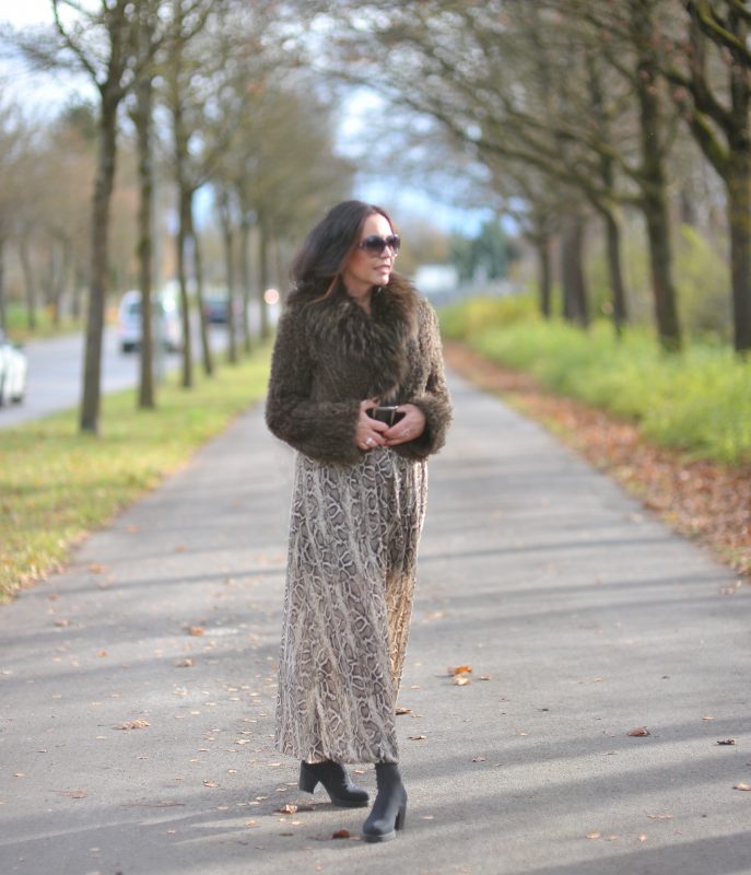 Marc Cain Jacket, Gucci Shades, Boots Vagabond, mystyle, Bag and skirt, noname, ageless fashion, ageless style, streetstyle, fall outfit, fall, autumn, style for ladies, Fashionblog Augsburg, Cochastyle, fakefur, Modeblogger, eyewearblogger, streetfashion
