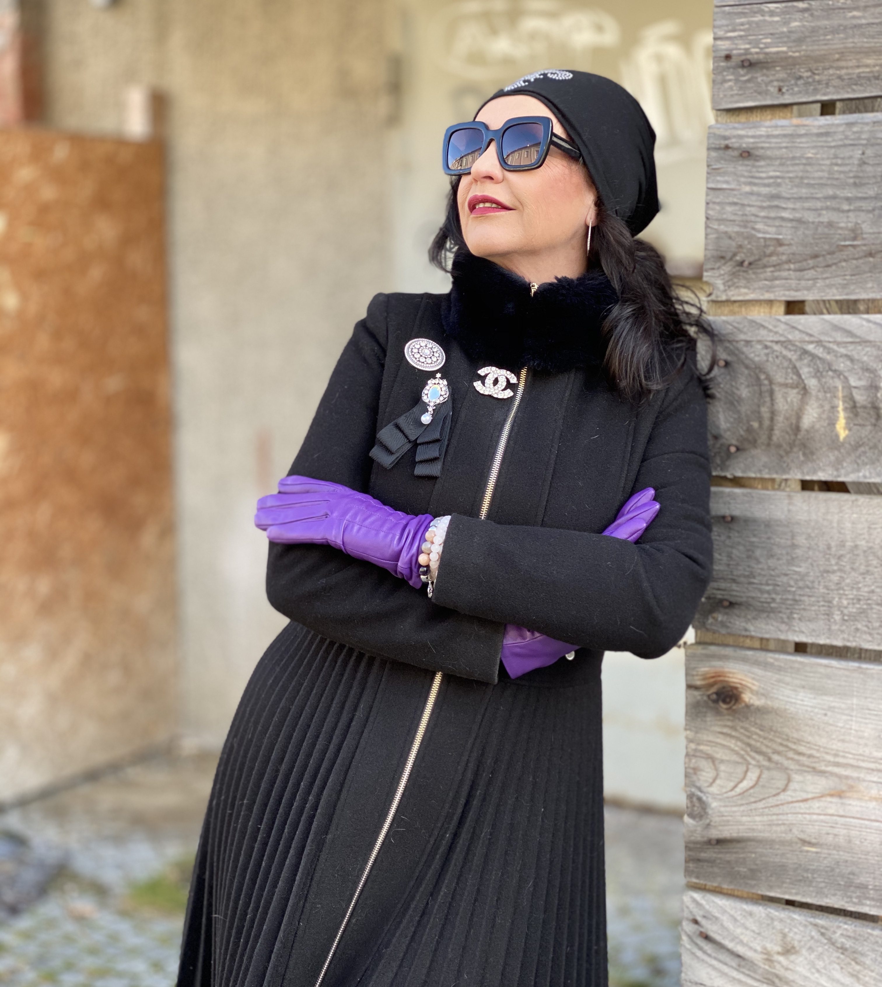 Purple Accessoires, Rinascimento coat, pleated, purple gloves, purple boots, yoox, Chanel pin, bling bling, italia moda, style for ladies, Fashionblog Augsburg, streetstyle, streetfashion, streetwear, winteroutfit, Burberry shades, cochastyle