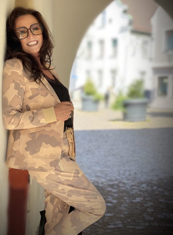 Elias Rumelis Camouflage suit, 5Preview. Bag, Dior shades, Silktop Set Fashion, Asos Sandals, mystyle, ageless fashion, Trends 2020, Fashionblogger, Style for Ladies, ageless style, styleblogger, Modeblogger, baglover, Camouflage, Anzug, woman power, style inspiration, Fashionblog Augsburg, streetstyle, cochastyle 