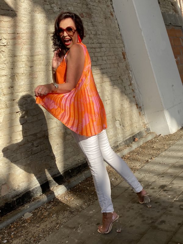 Sfizio Summertop, pleated back, stripes, Tom Ford Sunglasses, eyewearblogger, Marciano Jeans, Summertrends 2020, Fashionblog Augsburg, streetstyle, streetfashion, Summerlook, ageless fashion, ageless style, streetwear, fashionweek, white Jeans, over50, 50plus, 50plus blogger, cochastyle