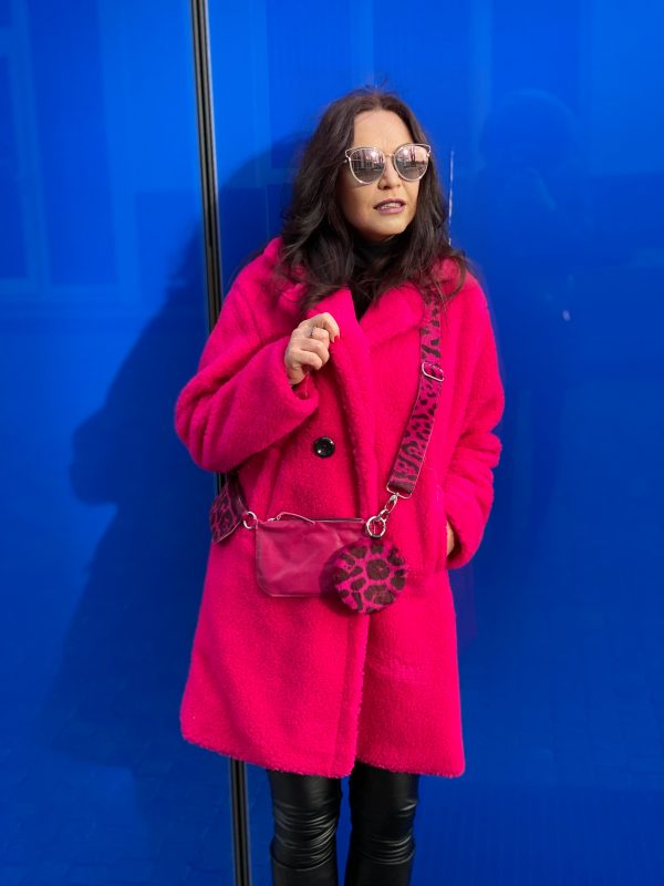 Colorsplash, purple coat, Coat Made in Italy, Sibylle bag, Modafein Store Starnberg, Dior shades, winteroutfit, Winterstyle, streetstyle, streetfashion, streetwear, ageless fashion, ageless style, cochastyle, Fashionblog Augsburg