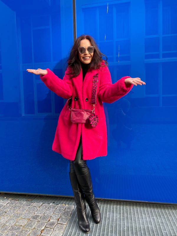 Colorsplash, purple coat, Coat Made in Italy, Sibylle bag, Modafein Store Starnberg, Dior shades, winteroutfit, Winterstyle, streetstyle, streetfashion, streetwear, ageless fashion, ageless style, cochastyle, Fashionblog Augsburg