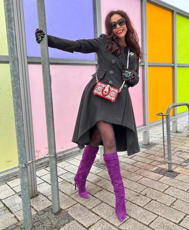 Dolce&Gabbana bag, Yoox boots, Chanel pin, Rinascimento Coat, Gloves, colors, winteroutfit, ageless fashion, eyewear, eyewearblogger, mystyle, over50, bestage, stylish, legs, Kunert Fashion tights, embelished bag, Fashionblog Augsburg, cochastyle